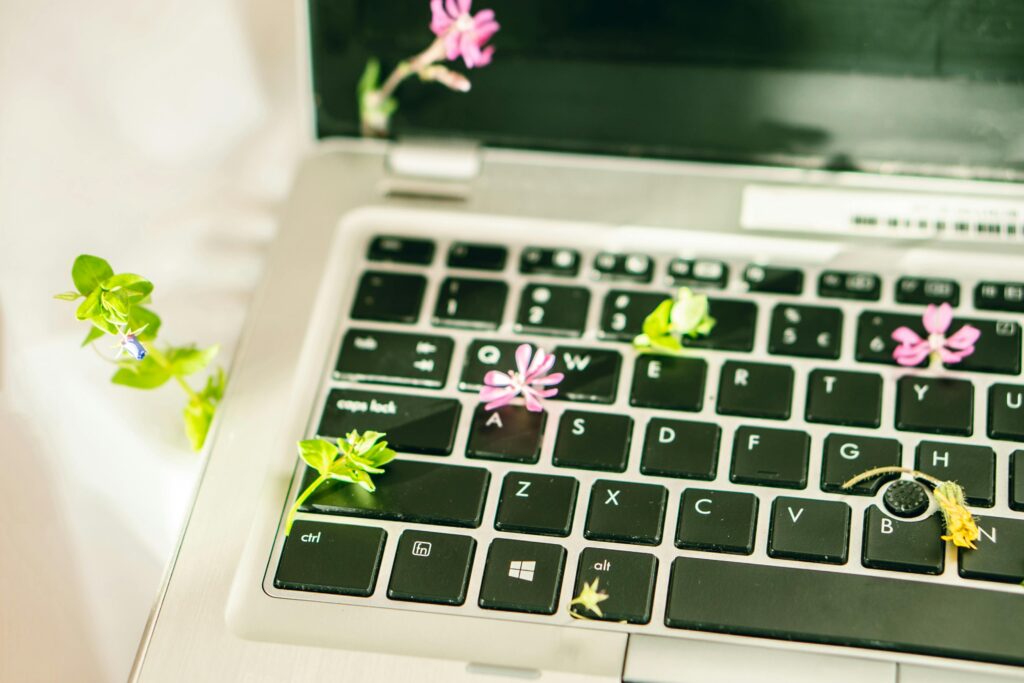 clavier d'ordinateur avec des fleurs dessus