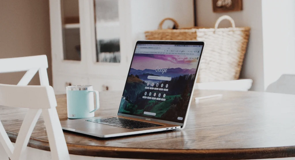 ordinateur qui montre des résultats première page sur Google