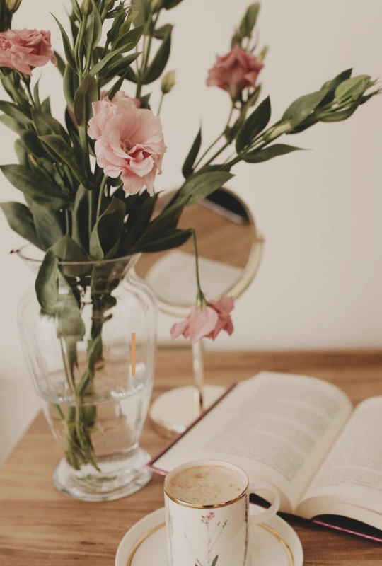 fleurs dans un vase, livre et tasse de thé