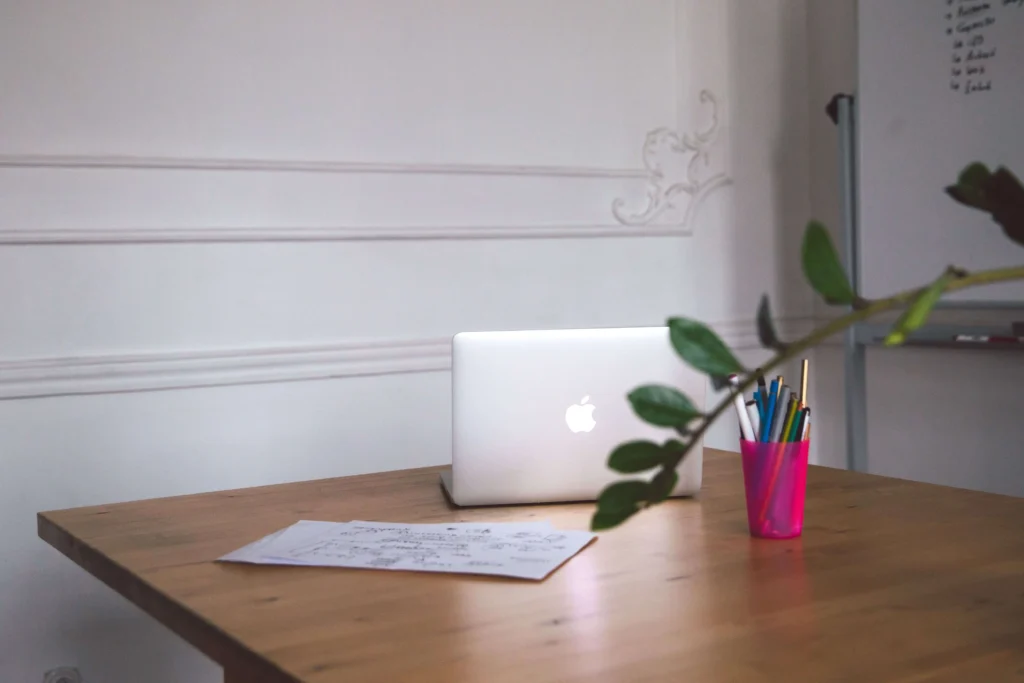mac sur un bureau pour l'apprentissage du SEO